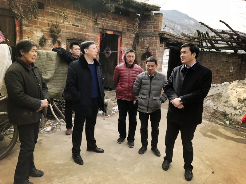民建“組團(tuán)”慰問，企業(yè)送溫暖到家